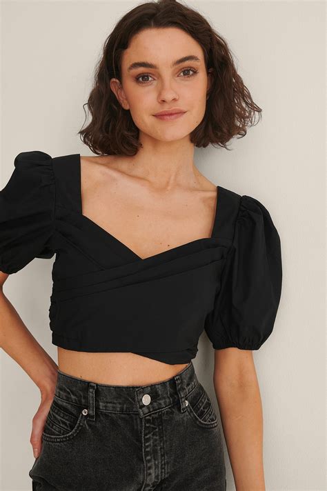 Cotton crop top with cut.